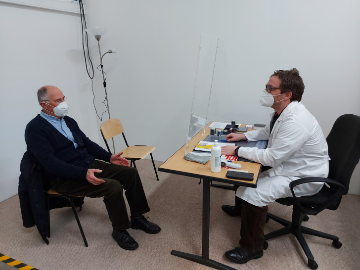 Impf-Arzt Frederik Merten (rechts) im Vorgespräch mit Hans Symens.