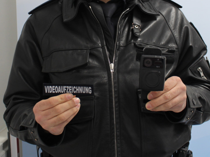 Die Bodycam werde von den Beamten immer offen getragen. Zusätzlich tragen diese einen besonderen Aufnäher (links im Bild). (Archivbild)