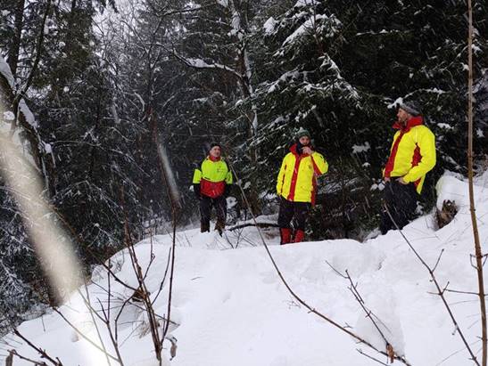 Betriebsdezernent Christian Schulz, Revierförster Mathias Weikert und  Forstwirtschaftsmeister Alexander Frese (von links nach rechts) vom Forstamt  Clausthal begutachteten kürzlich die Winter-Baustelle. Kaum zu glauben, dass vor  den Toren von Altenau am Mühlenberg bald wieder Kuh-Glocken läuten könnten.