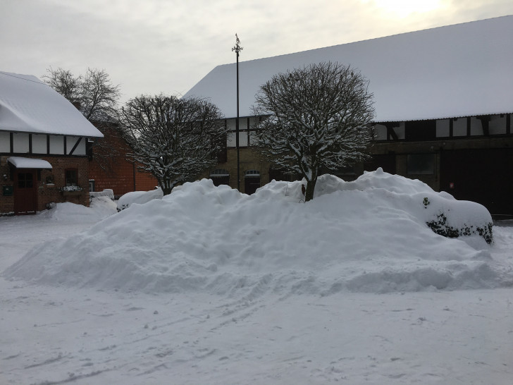 Überall, wie beispielsweise hier auf dem Hof der Familie Oesterhelweg, türmen sich aktuell beachtliche Schneemassen.