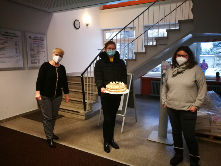 Anna Kyszkiewicz (Mitte) brachte Torten vom Landcafé Neubokel in das Gesundheitsamt Gifhorn. Ines Weber (l.) und Nadja Treiber nahmen diese dankend entgegen.