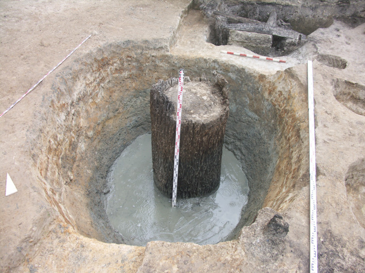 Soweit konnte der erste Brunnen von Hand ausgegraben werden. Dabei wurde die alte trichterförmige Setzgrube des Brunnens von Hand ausgehöhlt.