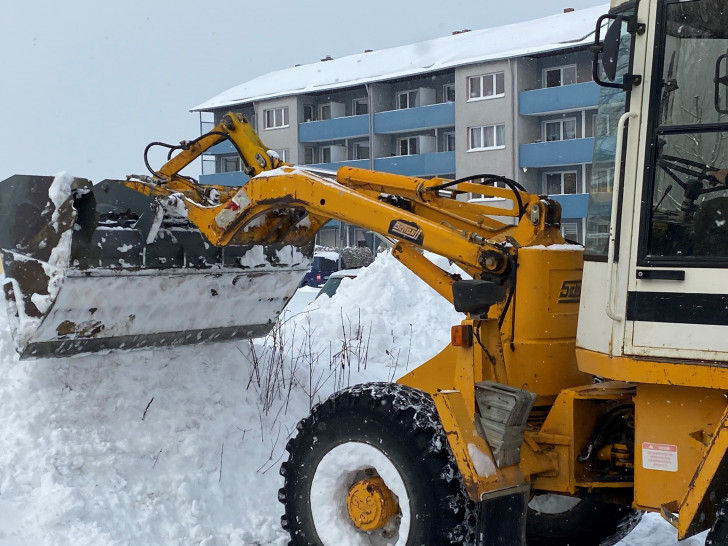 Schneeeinsatz auch auf dem Parkplatz der Asklepios Harzklinik in Goslar: Firmen sagten spontan zu, mit ihren Gerätschaften bei der Schneeräumung zu helfen. 