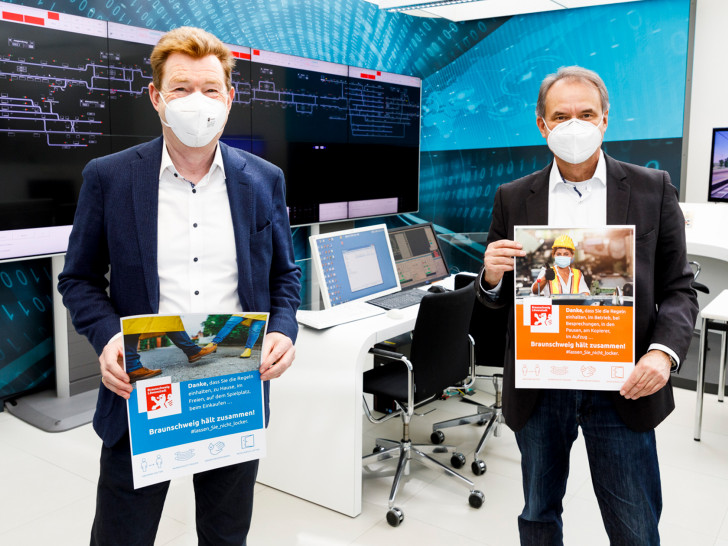 Oberbürgermeister Ulrich Markurth und Thorsten Sponholz, Sprecher der Betriebsleitung von Siemens Mobility in Braunschweig, stellten die Plakate am Mittwoch bei Siemens vor.