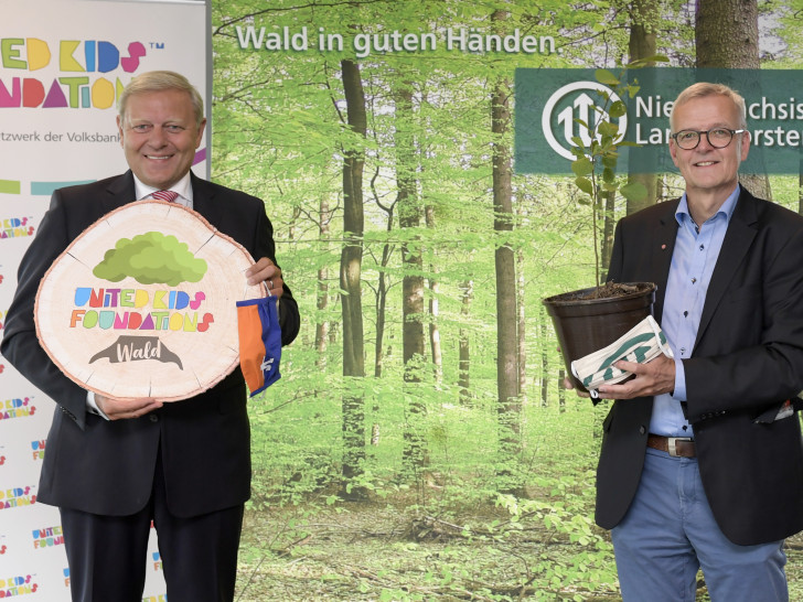  Jürgen Brinkmann (links) und Dr. Klaus Merker starteten am 19. Mai 2020 das Aufforstungsprojekt "United Kids Foundations Wald". Für das Waldstück nahe Torfhaus sind bereits 30.000 Bäume gespendet. 