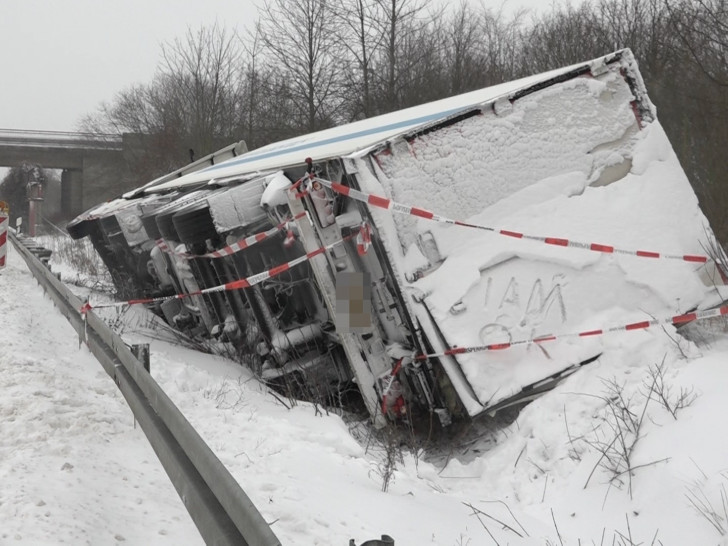 Kräne können bei der Schneemenge nicht eingesetzt werden und Räumfahrzeuge sind nicht verfügbar - Dieser LKW wurde vorerst aufgegeben.