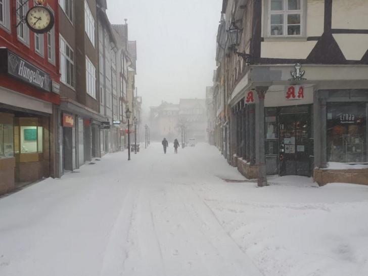 In der Innenstadt liegt eine dicke Lage Schnee.