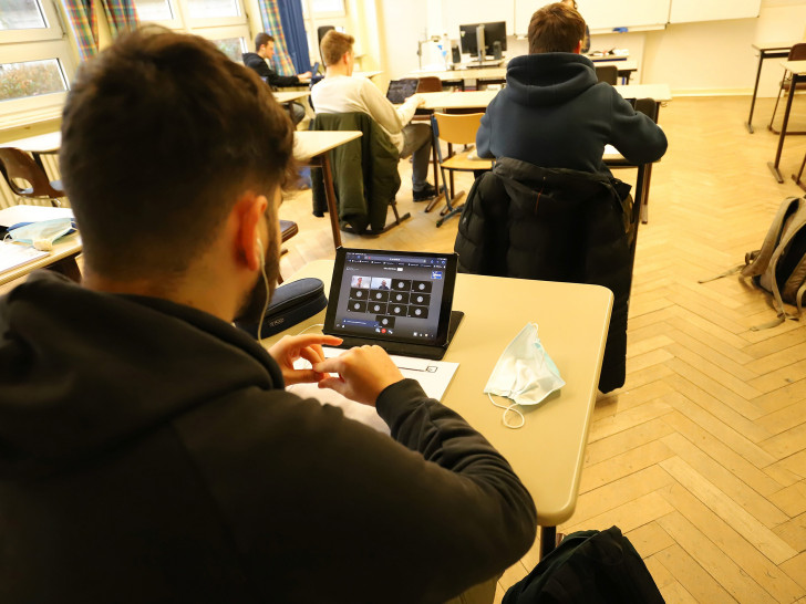 Die Abschlussklasse FOS Technik während eines Laborversuchs online an der Ostfalia zu Gast.  