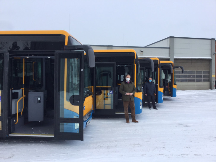 Landrat Dr. Andreas Ebel und Stephan Heidenreich, Geschäftsführer der VLG, sahen sich die neuen Busse der Fahrzeugflotte an.