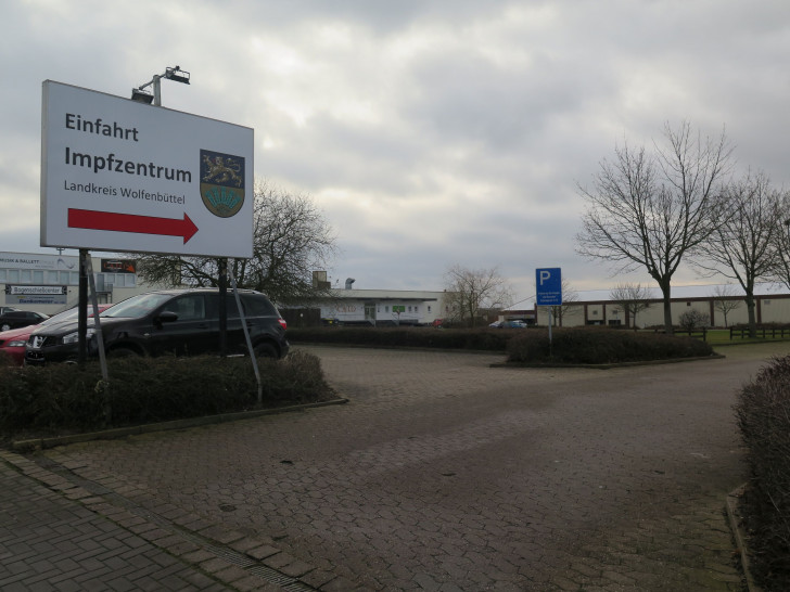 Hier geht es zum Impfzentrum – ein großes Schild weist auf die Einfahrt zum Impfzentrum in Wolfenbüttel in der Schweigerstraße hin. Es gibt genügend Parkplätze.
