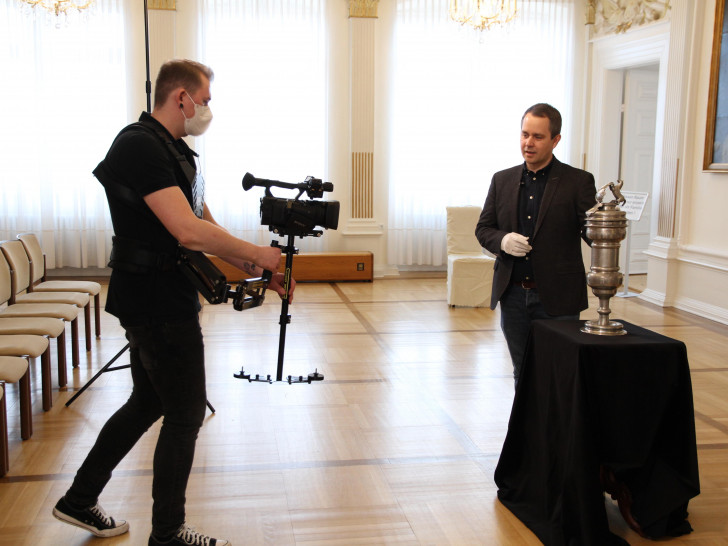 Arbeit auf Abstand: Arne Homann, Museumsleiter, und Marcel Senkel, Medienzentrum (mit Kamera), bei den Dreharbeiten zu einer Folge, die sich mit dem Gilde-Pokal von 1717 beschäftigt.