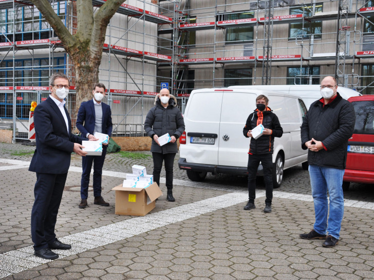 Oberbürgermeister Klaus Mohrs übernimmt die vom Wolfsburger Unternehmer Andreas Batke gespendeten Masken. 
