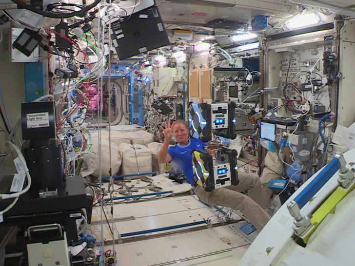 US-Astronautin Shannon Walker beim zweiten Andock-Experiment mit Astrobees am 18. Januar 2021. 