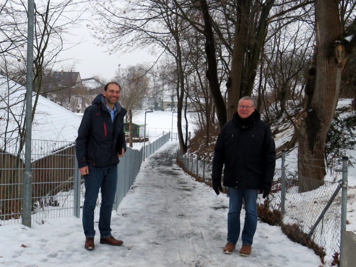 Fachbereichsleiter Marco Schulz (links) und Ortsbürgermeister Frank Hennig am neuen Verbindungsweg in Wendhausen