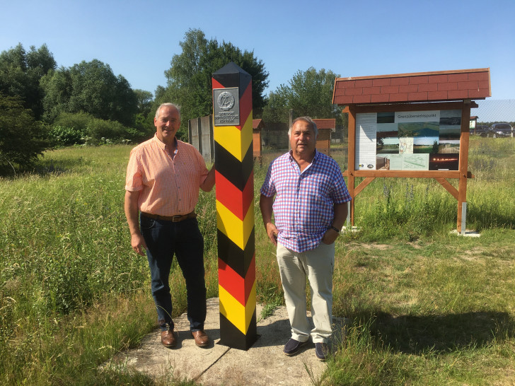  Frank Oesterhelweg mit Gerd Joppe, der den Kontakt zum Grenzerkreis hergestellt hatte, im vergangenen Jahr im Okertal - im Hintergrund eine der Schautafeln.