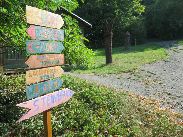 Noch liegt der Assezeltplatz im Dornröschenschlaf – im Sommer sollen hier aber 7 bis 13-jährige Kinder Spiel und Spaß in einer Ferienfreizeit erleben.
