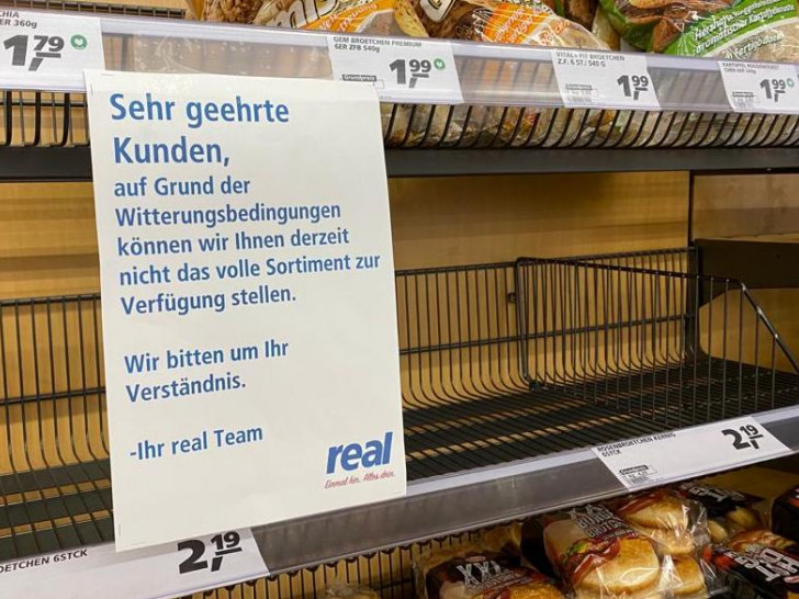 In manchen Supermärkten sind die Regale recht leer. Grund sind Lieferprobleme aufgrund des Wetters.