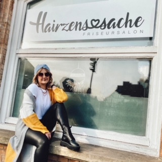 Franziska Mewes vor ihrem Salon Hairzenssache.