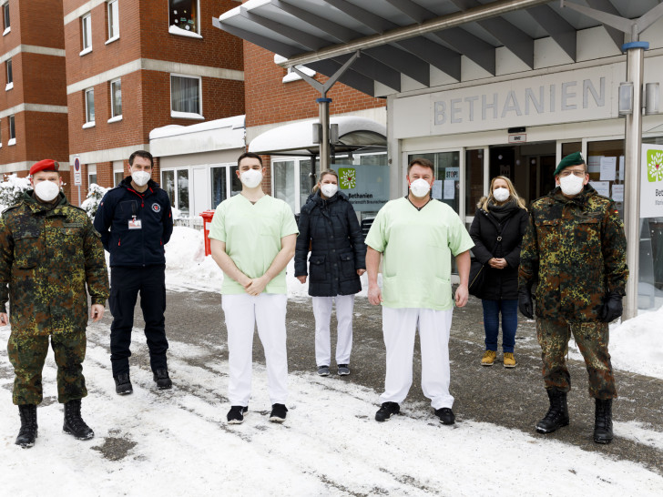 Bundeswehrsoldaten unterstützen die Abstrichteams in den Pflegeheimen.
