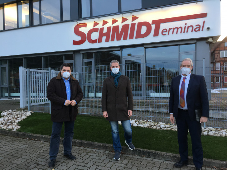 Uwe Schäfer (links) und Frank Oesterhelweg (rechts) informierten sich bei Der-Schmidt Geschäftsführer Philipp Cantauw über die Möglichkeiten.