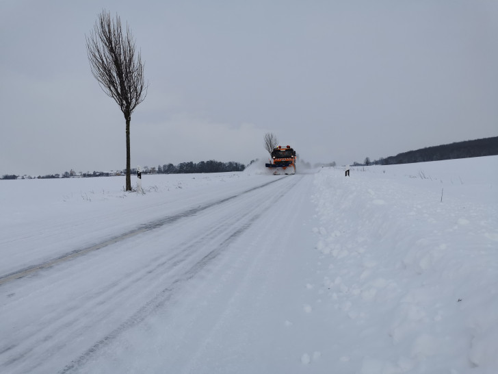 350 Kilometer Kreisstraße müssen schneefrei gehalten werden. Dafür ist der Winterdienst rund um die Uhr im Einsatz.