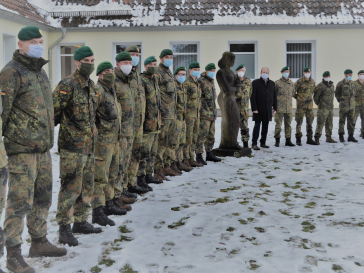 Landrat Gerhard Radeck, Oberstleutnant Joachim Nagel und 18 negativ auf das SARS-CoV-2 getestete Soldaten.