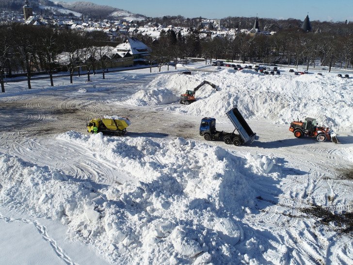 Auf dem Osterfeld herrscht Betrieb. Radlader und Lkw fahren hin und her und kippen Massen von Schnee ab. Das sei kein Platz zum Spielen.