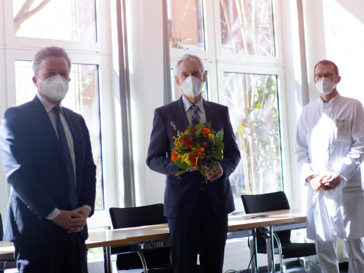 Der Ärztliche Direktor Dr. Thomas Bartkiewicz (links) und Prof. Dr. Thomas Gösling (rechts) als Vertreter des Chefarzt-Arbeitskreises verabschiedeten Prof. Dr. Ulrich Weber in den Ruhestand.