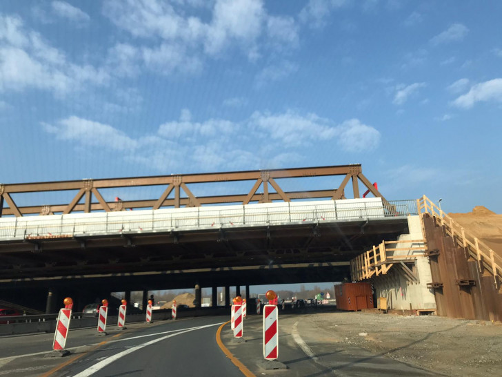 Die Bauarbeiten am Kreuz Braunschweig-Süd schreiten voran. Die Straßenbahn wird nach Verlegung der Gleise eingleisig über diese Behelfsbrücke geführt.