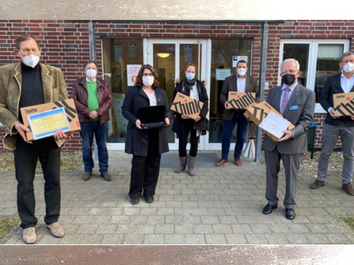 Vertreter des Klinikums und der Rotaryclubs bei der Spendenübergabe: Axel Burghardt (Geschäftsführer Klinikum), Ulrike Hennig (stellvertretende Schulleiterin), Wenke Lubosch (stellvertretende Pflegedirektorin), Helmut Hennicke (Präsident Rotaryclub SZ-WF), Robert Löffler (Gemeindienst RC SZ-WF), Manfred Mazen (Präsident RC SZ-WF-VH) und Michael Thiele (Gemeindienst RC SZ-WF-VH).