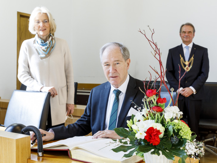 Der frühere Oberbürgermeister Dr. Gert Hoffmann trug sich auf Einladung von Oberbürgermeister Ulrich Markurth ins Goldene Buch der Stadt Braunschweig ein. Links im Bild Dr. Hoffmanns Frau Doris.