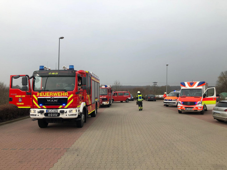 Der Bereitstellungsplatz der Feuerwehr Flechtorf und des Rettungsdienstes am Ortsausgang Lehre.  