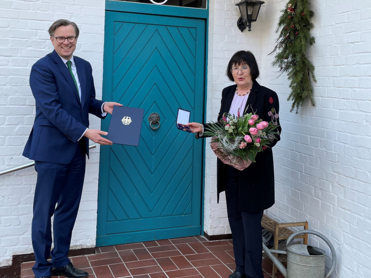 Landrat Dr. Andreas Ebel übergab das Bundesverdienstkreuz an Hannah Freifrau von Senden.