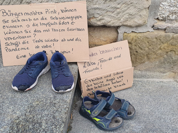 Eine Botschaft an den Bürgermeister samt Schuhen.