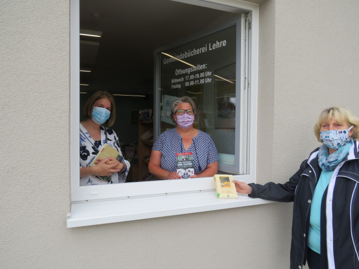 Wiebke Wulff-Heitmann, Daniela Piehl und Ingrid Wettlaufer (v.l.) freuen sich über die Wiederöffnung der Bücherei.