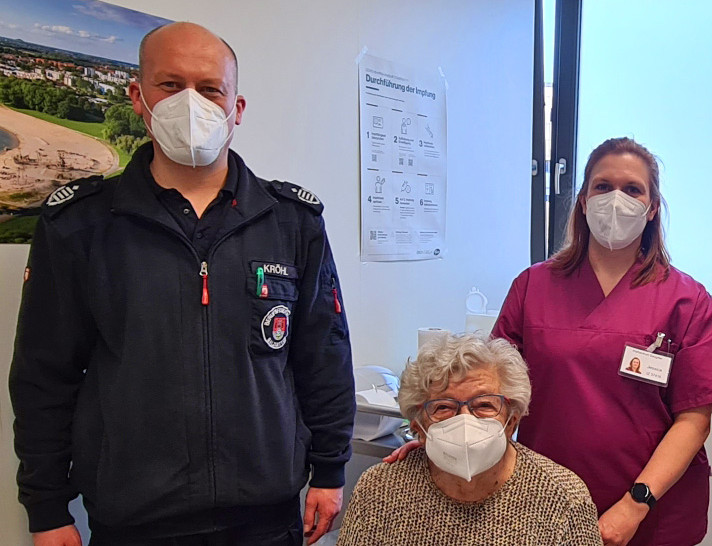 Helga Opitz erhielt die 10.000 Erstimpfung im Impfzentrum Salzgitter (Von links: Martin Kröhl (Leiter Impfzentrum Salzgitter), Helga Opitz und Jessica Raufeisen (Mitarbeiterin im Impfzentrum))