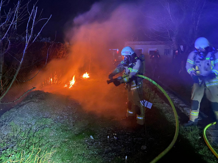Das Feuer wurde durch einem Trupp unter Atemschutz und Vornahme einer Leitung abgelöscht.