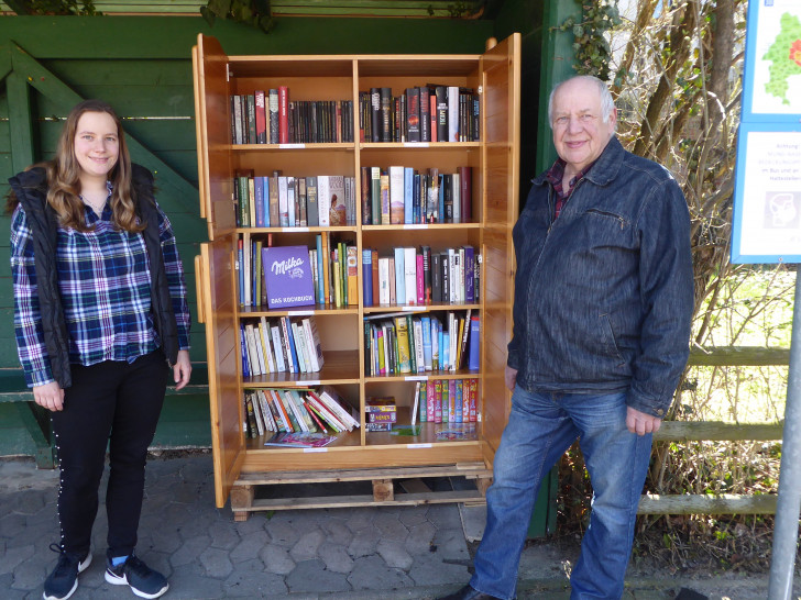Melanie Klose mit Vater Manfred neben dem Bücherschrank in der Ahmstorfer Bushaltestelle.