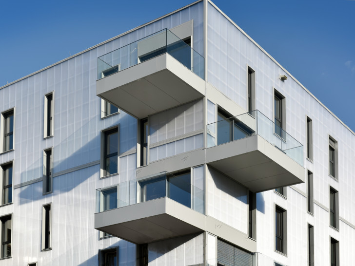 Das Projekt Wohnzwilling in den Hellwinkel Terrassen ist mit einer wärmespeichernden Fassade aus Polycarbonatplatten versehen. 