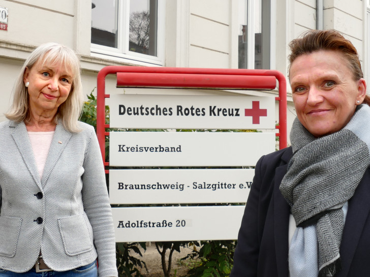Nicole Kumpis-Giersig (rechts) löst zum 1. Mai 2021 Carola Mette (links) im Vorstand des Rotkreuz-Kreisverbands Braunschweig-Salzgitter ab. Carola Mette geht zum 30. April in den Ruhestand.