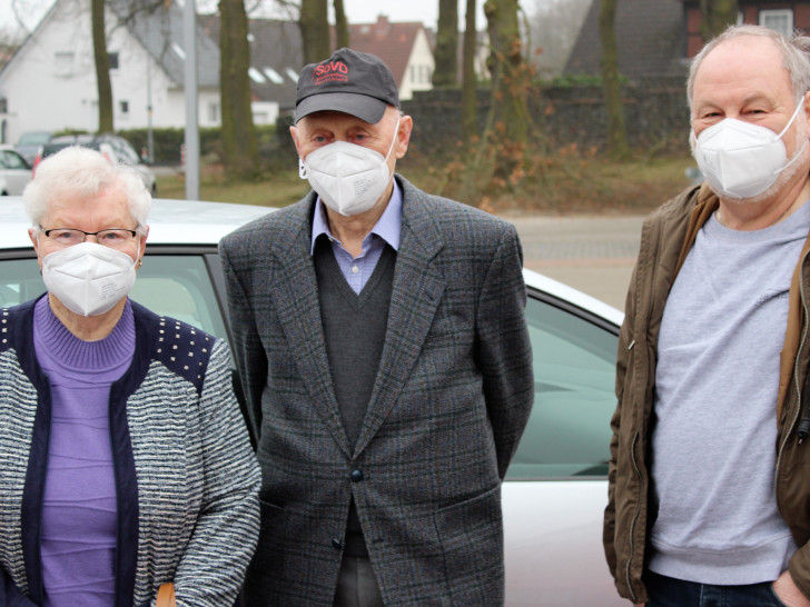 Gisela und Heinrich Kruse aus Knesebeck wurden von Heinz-Ulrich Kabrodt (re.) zum Impfzentrum Gifhorn gefahren.