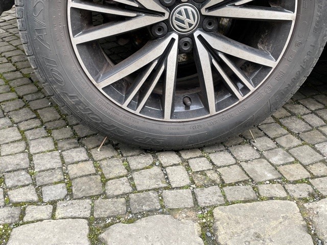 Die Schrauben wurden vor und hinter den Reifen platziert.