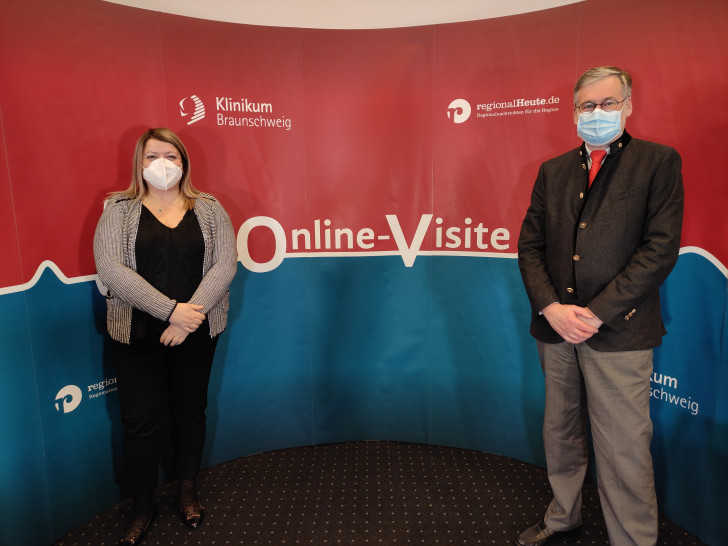 PD Dr. Heiko Franz, Chefarzt der Frauenheilkunde und Geburtshilfe und Evagelia Tsaknaki, leitende Abteilungsärztin für Plastische-, Ästhetische- und Handchirurgie.