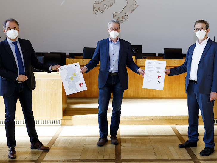 Verbandsdirektor Ralf Sygusch (Mitte) und die Oberbürgermeister Ulrich Markurth, Braunschweig (links) und Klaus Mohrs, Wolfsburg (rechts) stellten die Vereinbarung vor.  