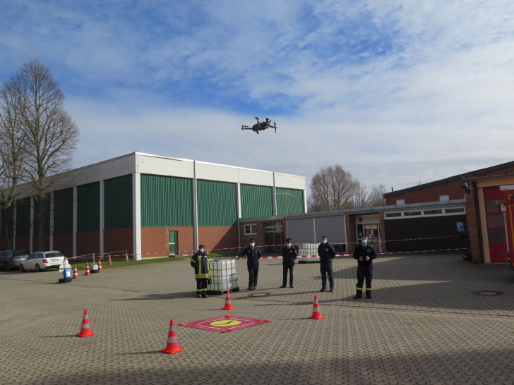 Die Drohnengruppe der Feuerwehr Schladen hat ihre Drohne gestartet. Auch sie ist dem Fachzug Information und Kommunikation der Kreisfeuerwehr zugeordnet.
