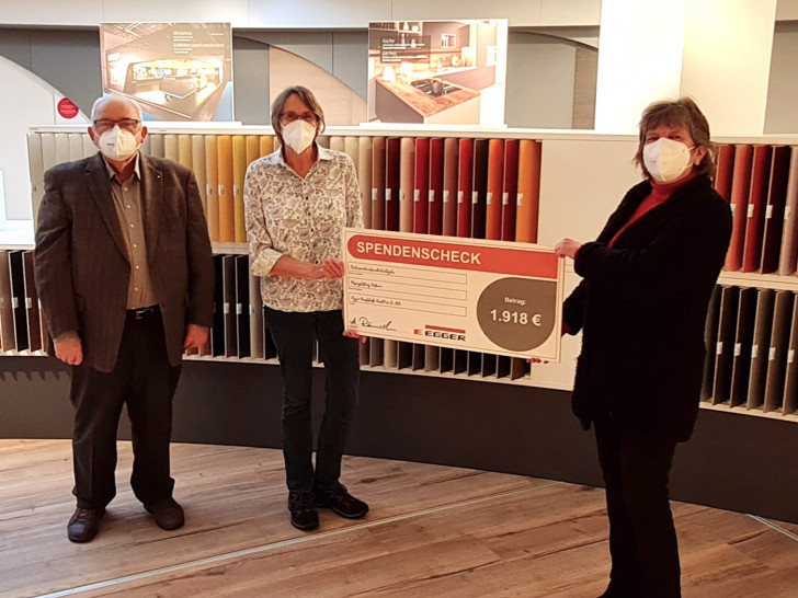 Vertreter der Hospizstiftung des Landkreis Gifhorn konnten sich über einen Spendenscheck in Höhe von 1.918 Euro freuen.