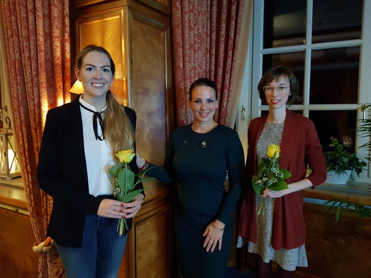 Vorstellung der Kandidatinnen Adina Kern (links) und Johanna Lengsfeld (rechts) durch die Präsidentin Sonia Belter-Helal im Rahmen eines Zonta Vortragsabends, der noch vor Pandemiebeginn stattfand. 