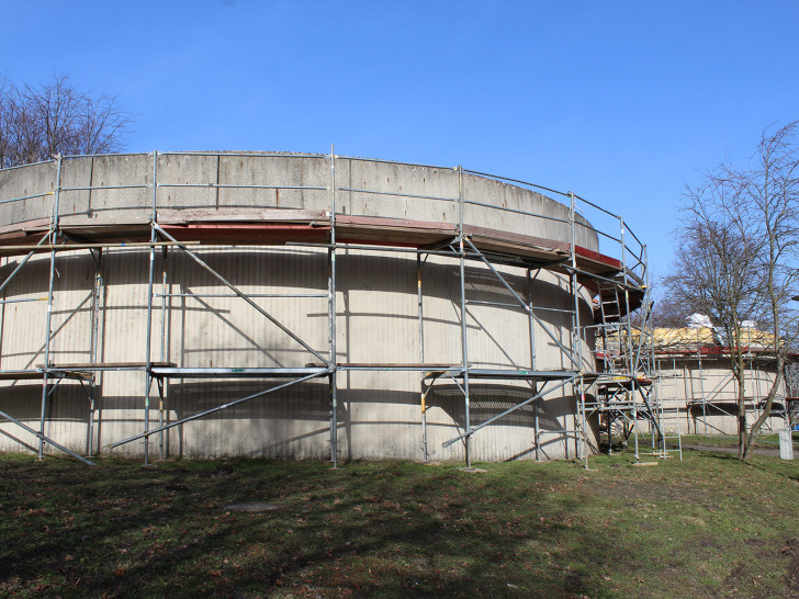 16 Meter Durchmesser haben die beiden Reinwassertanks am Wasserwerk in Wehnsen – derzeit sind sie eingerüstet: Das Dach des Kammersystems wird neu gedeckt. 