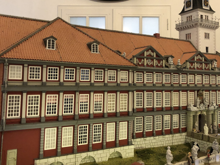 Das Schloss wird als Modell gezeigt.