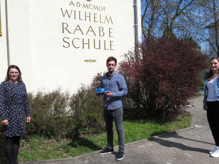 Jonas Kawa, Mitarbeiter des Braunschweiger PC-Komponenten-Herstellers, überreichte symbolisch ein Paket vor der Wilhelm-Raabe-Schule.